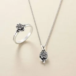 James Avery Artisan Jewelry Charms-Mini Daisy Charm